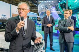 carlos tavares l with emmanuel macron r paris motor show 2022 (1)