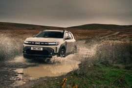 dacia duster review   off roading through a puddle