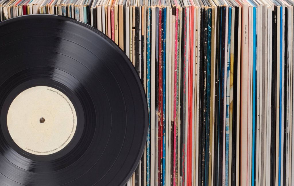 Vinyl records in a row. One record is standing in front. On the record label there is some copy space. Credit: RG-vc via GETTY