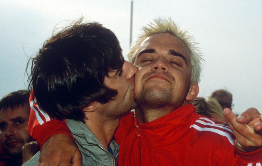 Robbie Williams and Liam Gallagher (Photo by Brian Rasic/Getty Images)