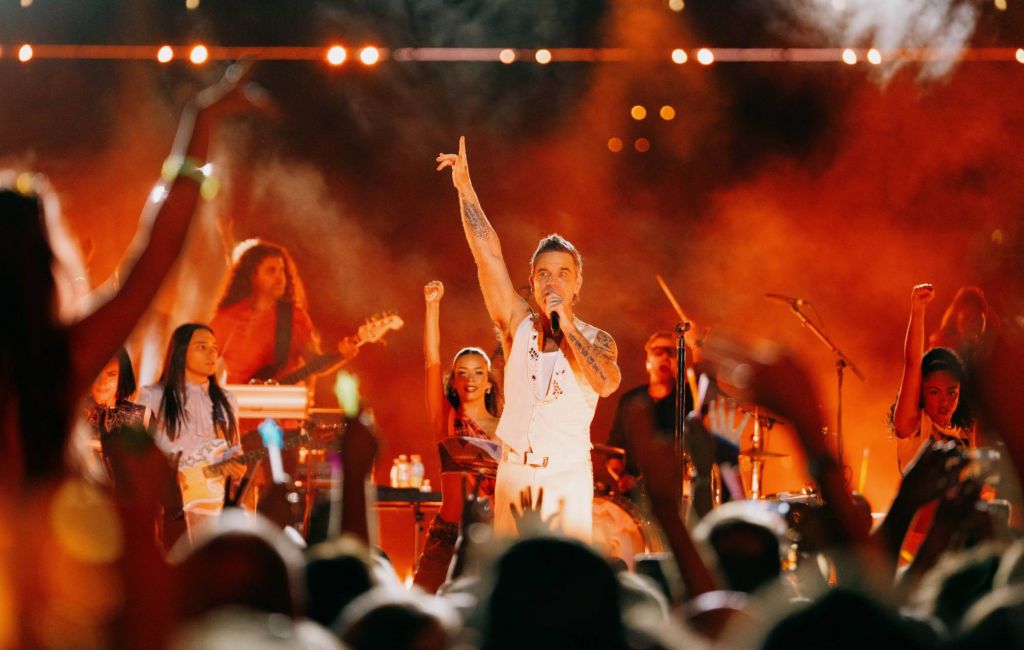 Robbie Williams perfoms at ABC's New Year's Eve Party in Sydney, Australia. Credit: Leo Baron