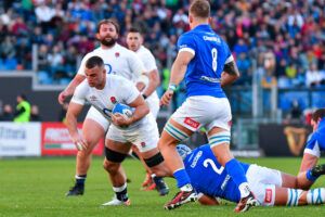 England's Ben Earl powers past Italy players during the 2024 Six Nations match