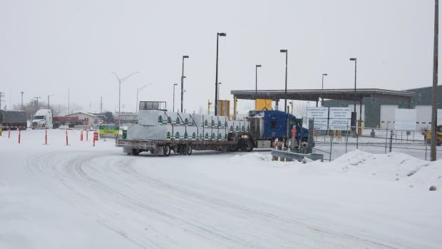 Semi crosses into border with load of pallettes.