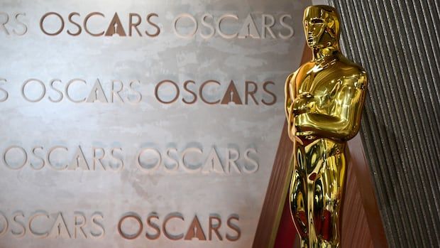 Placard saying the word Oscars repletely with a gold statue 