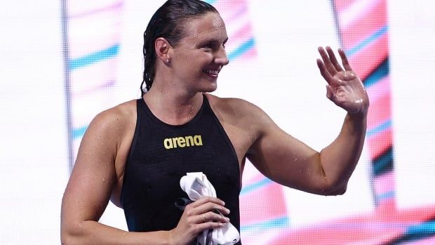 Hungarian swimmer Katinka Hosszu waves to the home crowd with his left hand after competing in the women's 400-metre individual medley final at the FINA world championships on June 25, 2022 in Budapest.