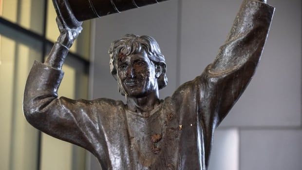 A statue of Wayne Gretzky with feces smeared on the face. 