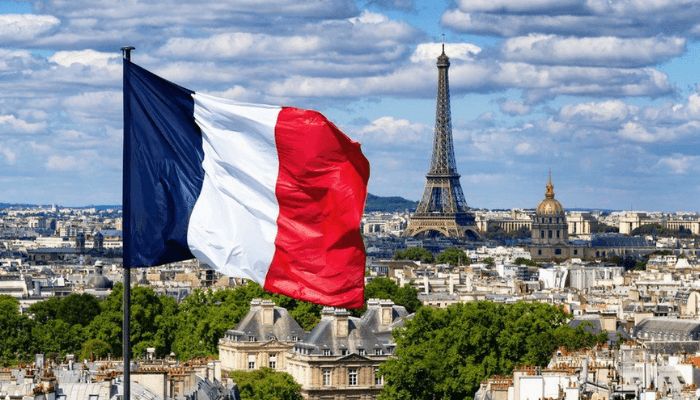 18-year- old on school trip in Paris throws own newborn out of window