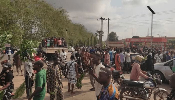 [PHOTOS] Pandemonium in Ondo as protesters block governor’s office over killings by herdsmen