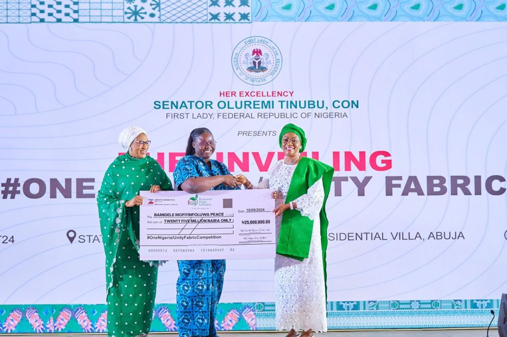 L-R Wife of the Imo State Governor and Secretary of the Renewed Hope Initiative, RHI Mrs Chioma Uzodinma, Renowned Fashion Icon Princess Abba Folawiyo, Wife of the Vice President and National Vice Chairman RHI, Hajia Nana Shettima, First lady of Nigeria and National Chairman of RHI, Senator Oluremi Tinubu, winner of the #One Nigeria/Unity Fabric Competition Bamidele Mofiyinfoluwa Peace, Textile Designer Ms Banke Kuku and Wife of the Kwara State Governor, Dr Olufolake Abdulrazaq at the presentation of the prize money and unveiling of the # One Nigerias/ Unity fabric at the banquet hall, State House, Abuja on Monday 16th September,2024