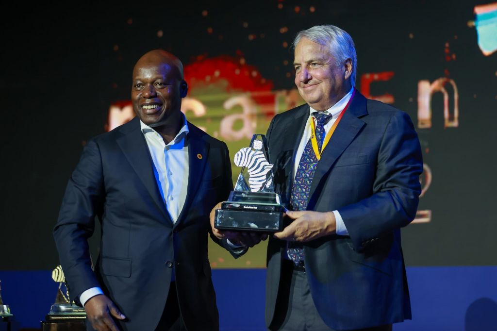 Oando Group Chief Executive, Wale Tinubu receiving the award