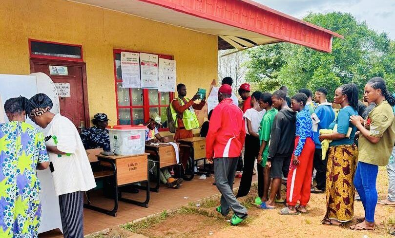 Voters casting their ballots [PHOTO CREDIT: @inecnigeria]