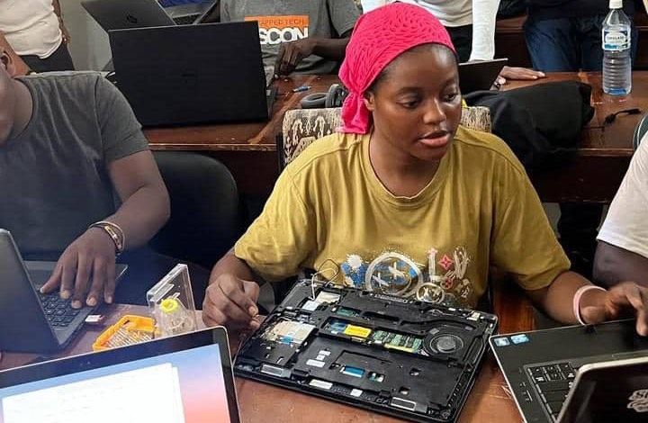 Ms Egbeyemi repairing a laptop during a community service at the NACOS Alt library, OAU, Osun State