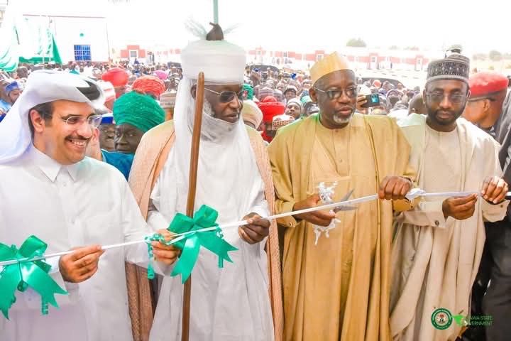 Ambassador of the State of Qatar to Nigeria, Ali Bin Ghanem Al-Hajri; the Emir of Hadejia, Alhaji Adamu Abubakar Maje; Governor Umar Namadi and the country director of Qatar Charity, Hamdi Abdou at the commissioning ceremony