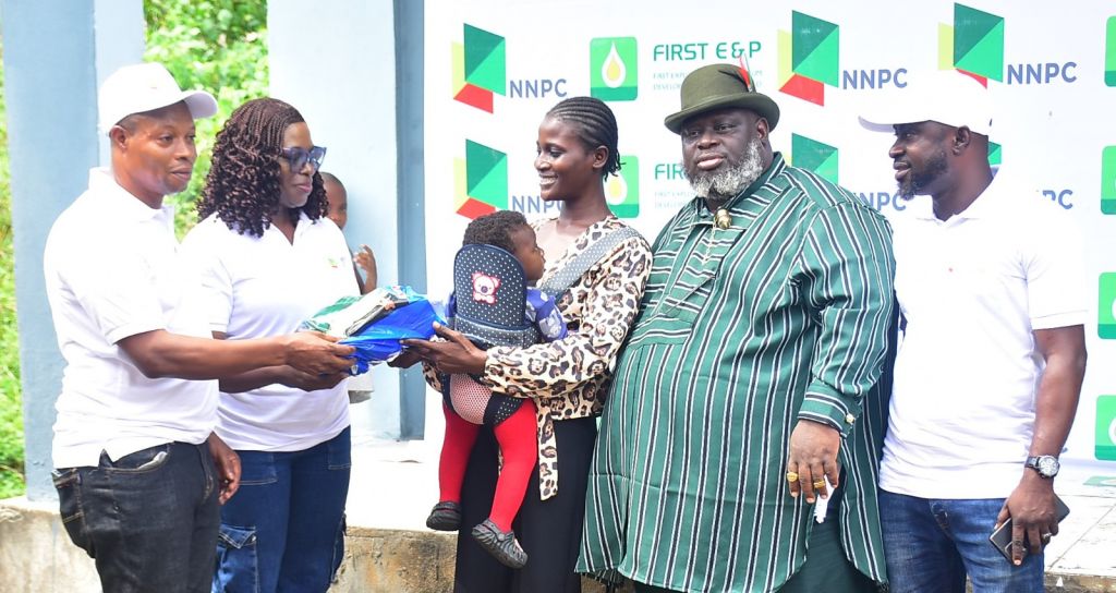 (L-R) Advisor, Media Relations, NNPCL-NUIMS, Alex Igwe; Head, Social Performance, FIRST Exploration & Petroleum Development Company Limited (FIRST E&P), Ayebatonye Benjamin Basuo; health outreach beneficiary, Mrs Ekubo Kurotimi; Chairman, KEFFESO Host Communities’ Development Trust (KHCDT) and His Royal Highness, Mokoama Sangana Kingdom, Moses Theophilus; and Advisor, Community Relations, NNPCL-NUIMS, Hammed Oyedeji, at the Third Annual Medical Outreach by the NNPCLFIRST E&P Joint Venture, held across 11 rural communities in Bayelsa State.