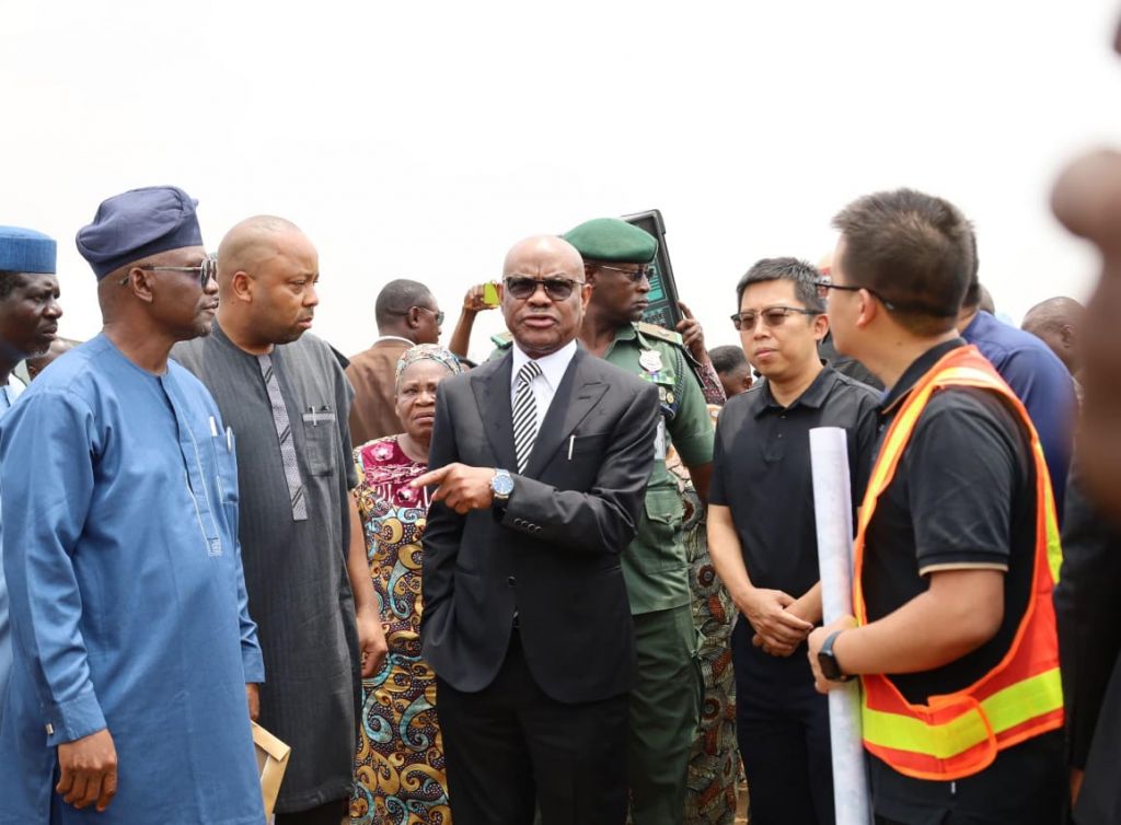 FCT Minister Nyesom Wike (middle) discussing with Ag. Executive Secretary of the FCDA, Engr. Richard Dauda (1st left), Director of Land Administration, Chijioke Nwankwoeze (2nd left), and CGC Construction Company officials during his visit to Gishiri village on Wednesday.