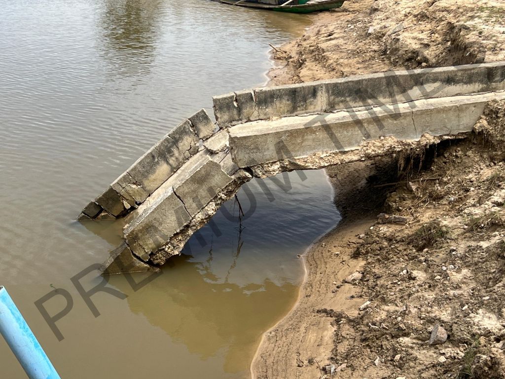 Image of cracks at Alau Dam spillways