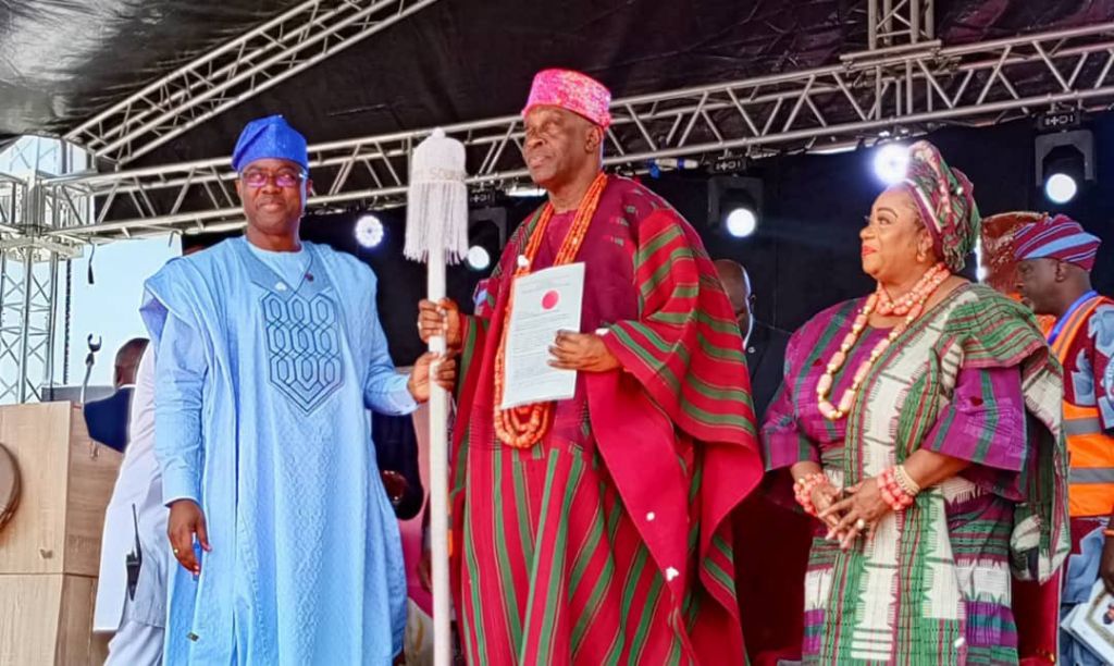 Governor of Oyo State, Seyi Makinde, on Tuesday, presented the staff and instrument of office to Oba Ghandi Olaoye as the 21st Soun of Ogbomoso