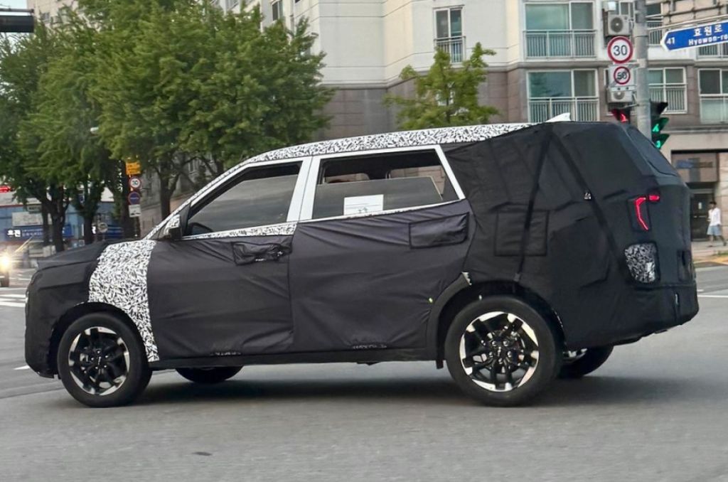 Kia Carens facelift spied testing