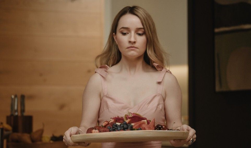 Kaitlyn Dever as Belle Gibson in Netflix show Apple Cider Vinegar.