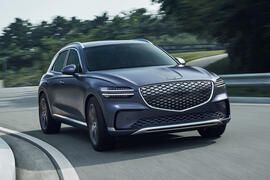 Genesis GV70 Electrified 2025 front quarter tracking