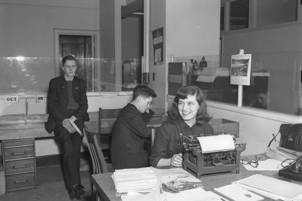 A black and white photo showing the writer Mavis Gallant working at a typewriter