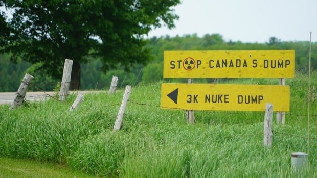 a sign that says 'stop canada's nuclear dump'