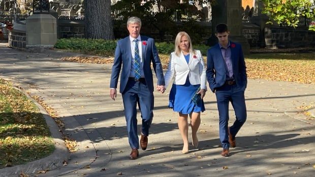 PC Leader Tim Houston is shown with his wife and son. All three are wearing clothes that feature the colour blue.