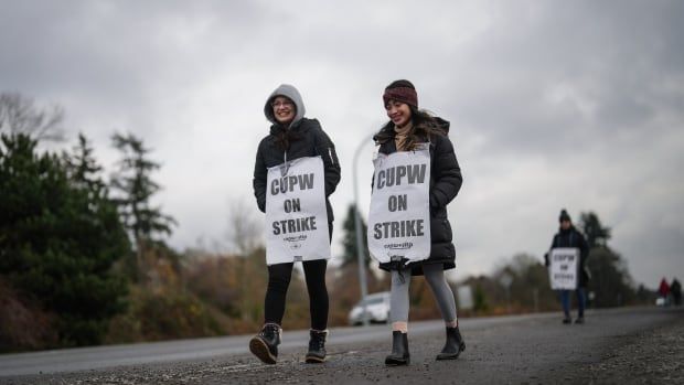 Members of the Canadian Union of Postal Workers (CUPW) picket outside the Canada Post Pacific Processing Centre, in Richmond, B.C., on Wednesday, November 27, 2024. 