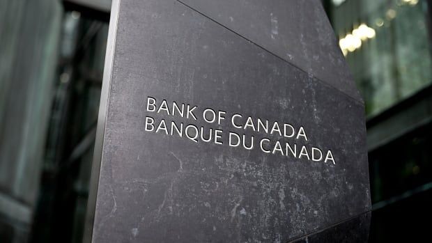 Monument in front of a building that reads: Bank of Canada; Banque du Canada