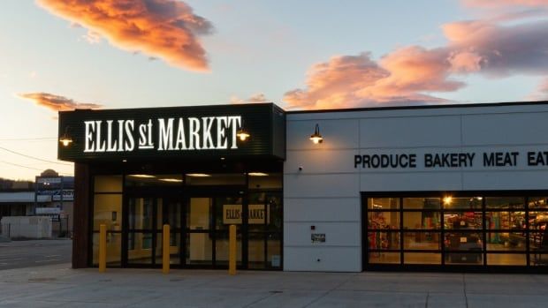 A building with a sign Ellis Street Market.