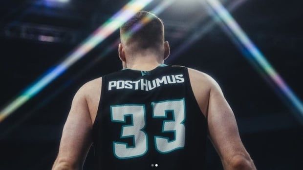 A basketball player is seen from the back with the name Posthumus on the jersey