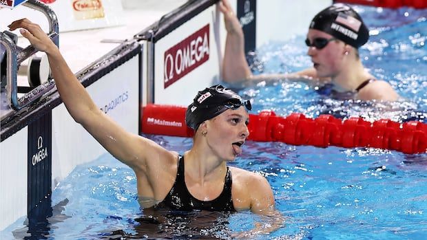 Toronto's Summer McIntosh celebrates her world record and gold medal on Dec. 10, 2024 in Budapest.