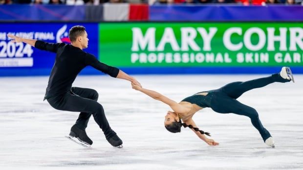 2 figure skaters on the ice.