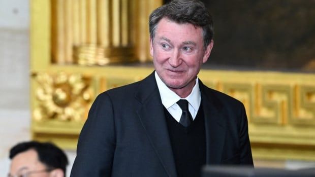 Wayne Gretzky arrives for the inauguration ceremony 