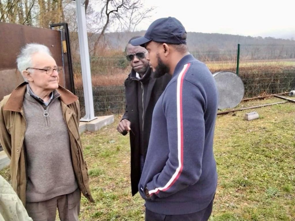 Governor Radda (R) speaking with a French official during the visit