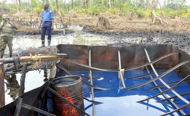 Nigeria military destroys illegal refinery