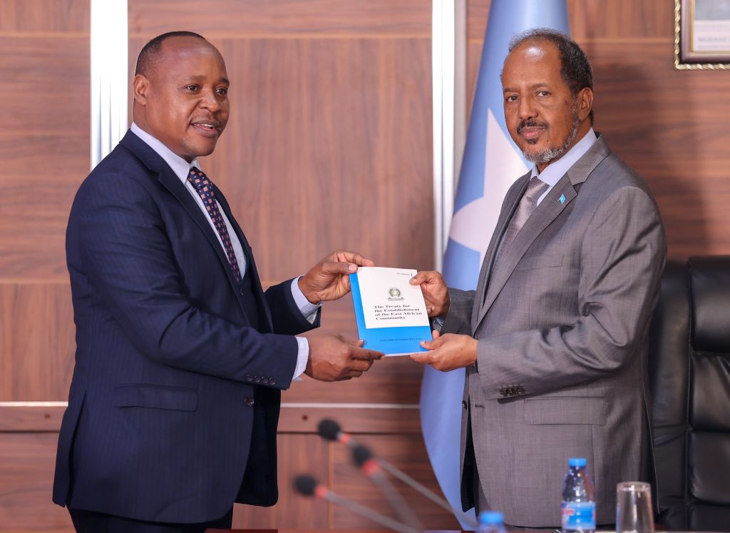 President Hassan Sheikh Mohamud received the #EAC Secretary General Hon. Peter Mathuki. The Villa Somalia today. We discussed the remaining steps of Somalia’s bid to join the EAC as per the directive of the 22nd EAC summit to expeditiously fast-track the verification process to accede to the EAC Treaty. Image: © Hassan Sheikh Mohamud/Twitter