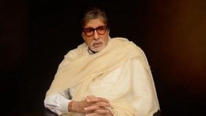 Amitabh Bachchan appreciates workers on Sunday duty outside his bungalow